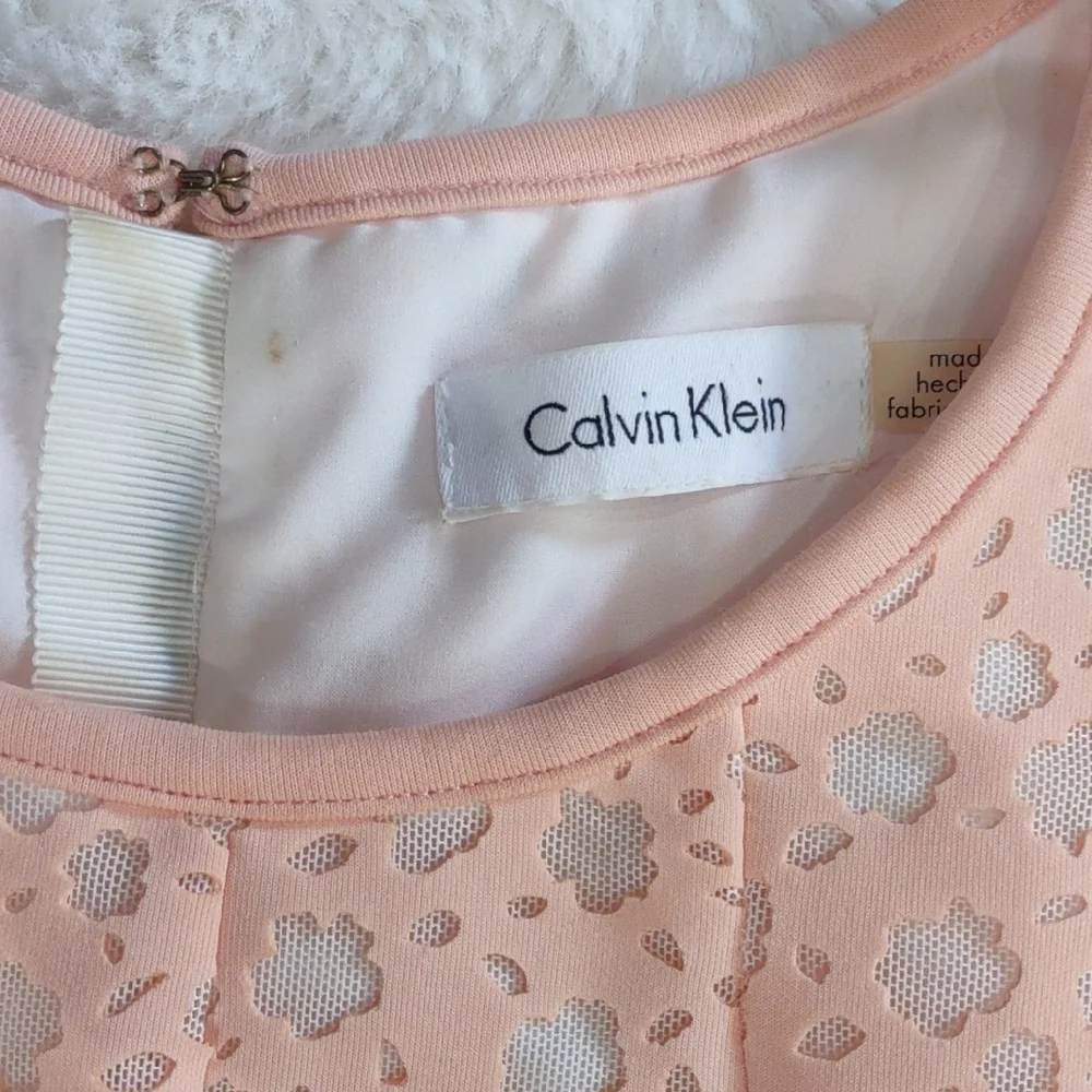 Calvin Klein Elegant Sleeveless Lace Dress in Soft Pink - Picture 15 of 17